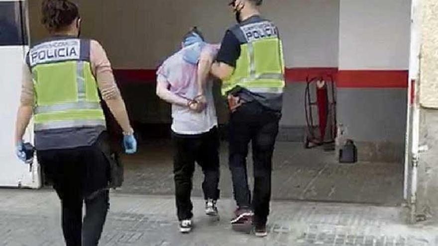 Agentes de la PolicÃ­a Nacional detienen al joven por incumplir el alejamiento de la EstaciÃ³n Intermodal.