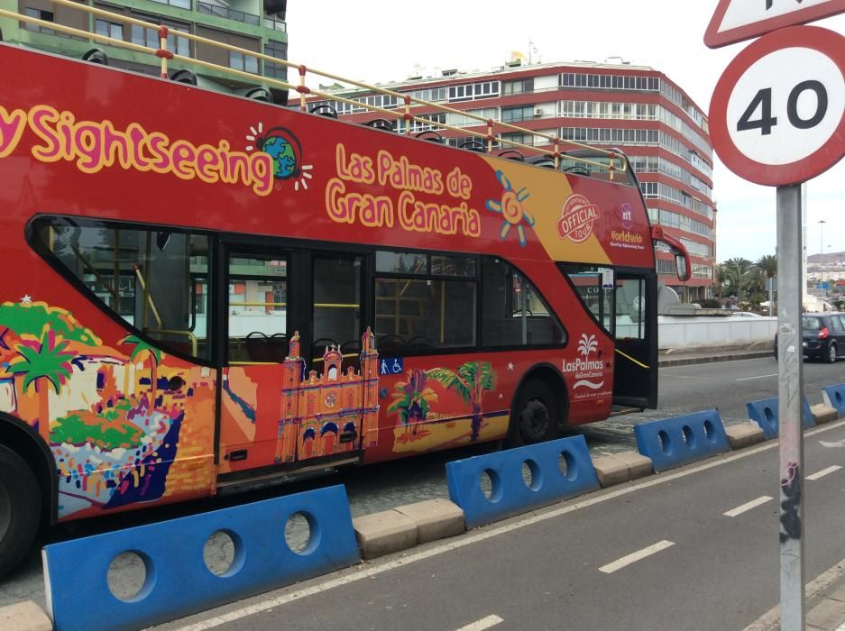 Calentamiento en la guagua turística junto a la Base Naval