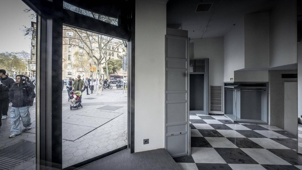 Interior de un local comercial vacío en la esquina entre el Passeig de Gràcia y la avenida Diagonal, en Barcelona.