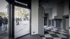 Interior de un local comercial vacío en la esquina entre el Passeig de Gràcia y la avenida Diagonal, en Barcelona.