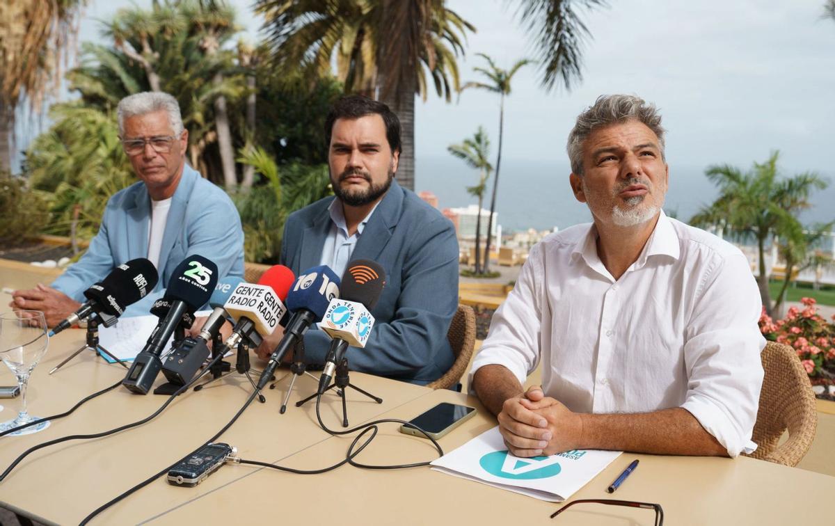 Desde la izquierda, Alonso Dionisio Acevedo Abrante (CC), Leopoldo José Afonso Hernández (PP) y David Hernández Díaz (ACP), ayer. | | RAMÓN DE LA ROCHA (EFE)