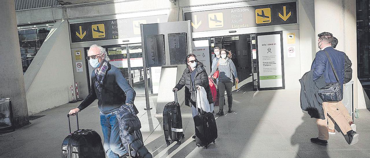 Pasajeros llegados al aeropuerto de Palma en la segunda Pascua de la pandemia.