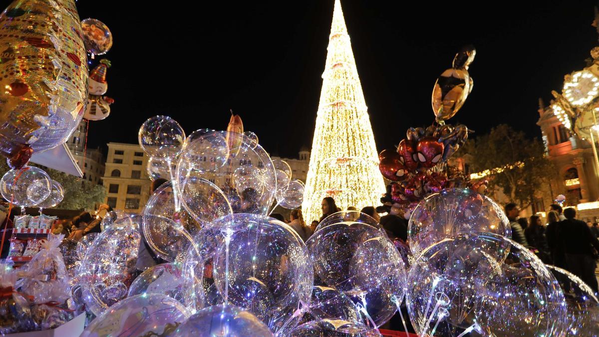 La plaza del Ayuntamiento de València, repleta de gente disfrutando del ambiente navideño en 2019.