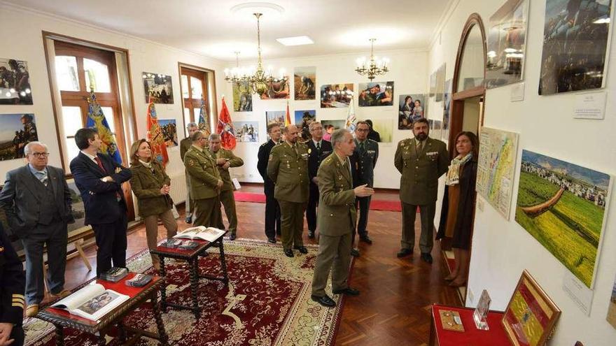 El coronel Ángel De Miguel muestra a las autoridades las imágenes y contenidos de la exposición sobre la misión en Líbano. // Gustavo Santos