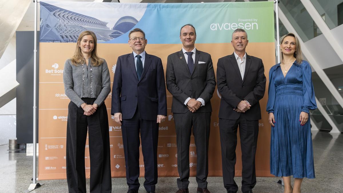 Lacruz con el president de la Generalitat y el conseller de Economía en el congreso de Avaesen.