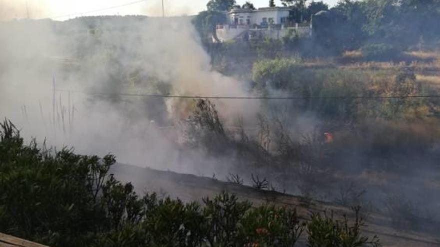 El incendio puso en alerta a los vecinos de la urbanización del Pantano de Torrent.