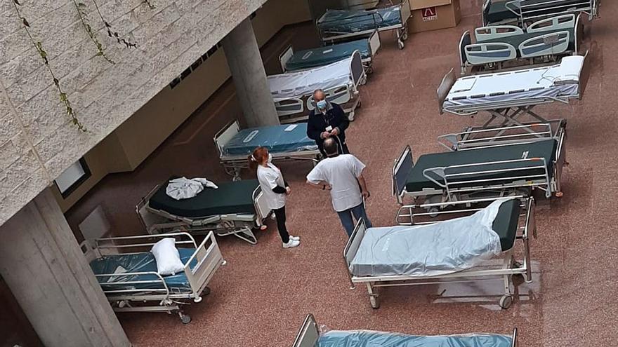 Camas para pacientes covid improvisadas en el lucernario del Hospital de Sant Joan.