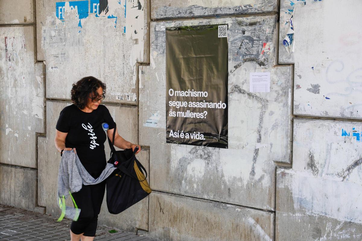 Uno de los carteles pegados en Santiago en las últimas horas