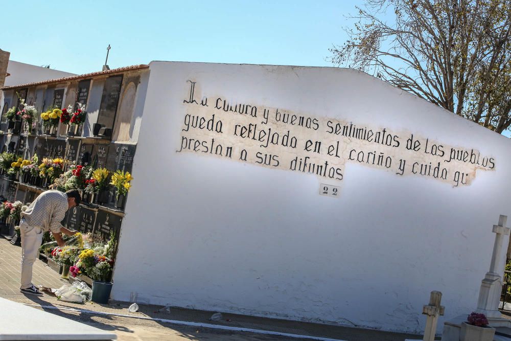 Visita al cementerio de Torrevieja en Todos los Sa