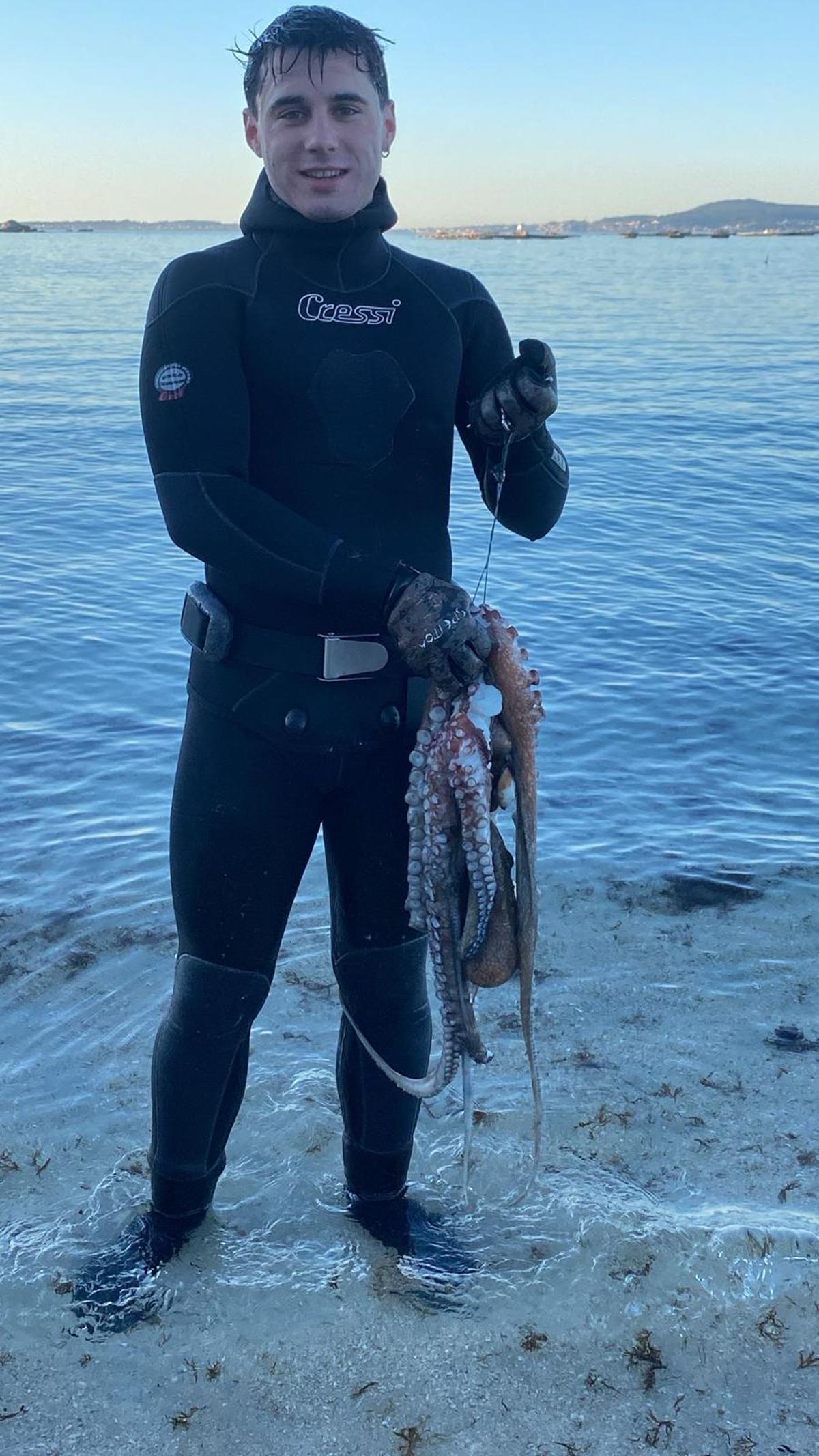 Hugo Iglesias tras una jornada de pesca de buceo