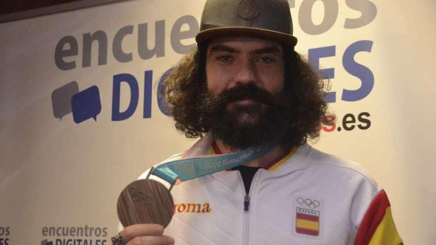 Regino Hernández mustra su medalla de bronce en la sede de Europa Press.