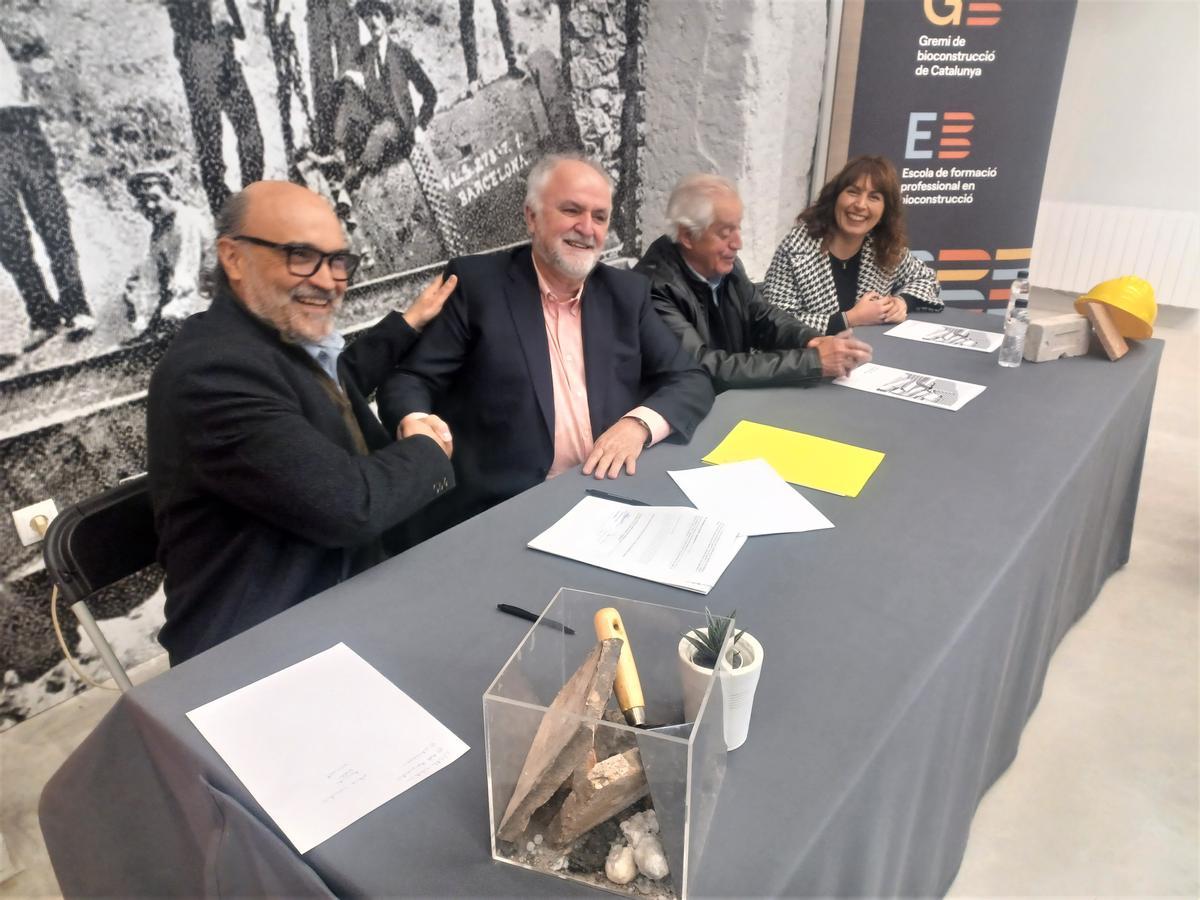 Signatura de l'acord de col·laboració entre l'ACEB i el Museu Nacional de la Ciència i la Tècnica de Catalunya. D'esquerra a dreta: Josep Maria Serarols, president de l'ACEB; Jaume Perarnau, director del MNACTEC; Salvador Juncà, alcalde de Castellar de n’Hug; i Rosa Prat, directora de Firhàbitat i una de les ànimes del projecte