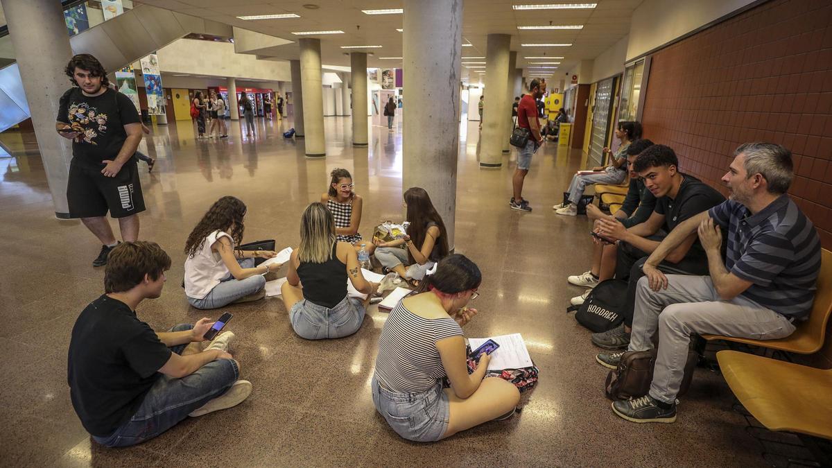 Jóvenes el pasado año esperando entrar a la EBAU en la UMH de Elche