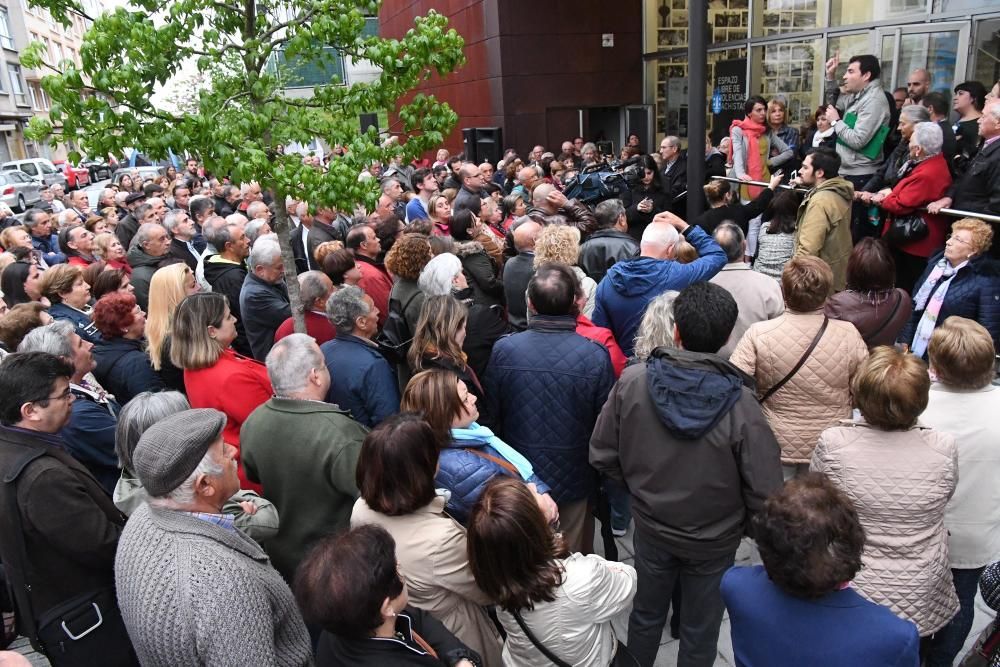 Asamblea de vecinos en el centro cívico de Eirís con Silvia Cameán y Xiao Varela