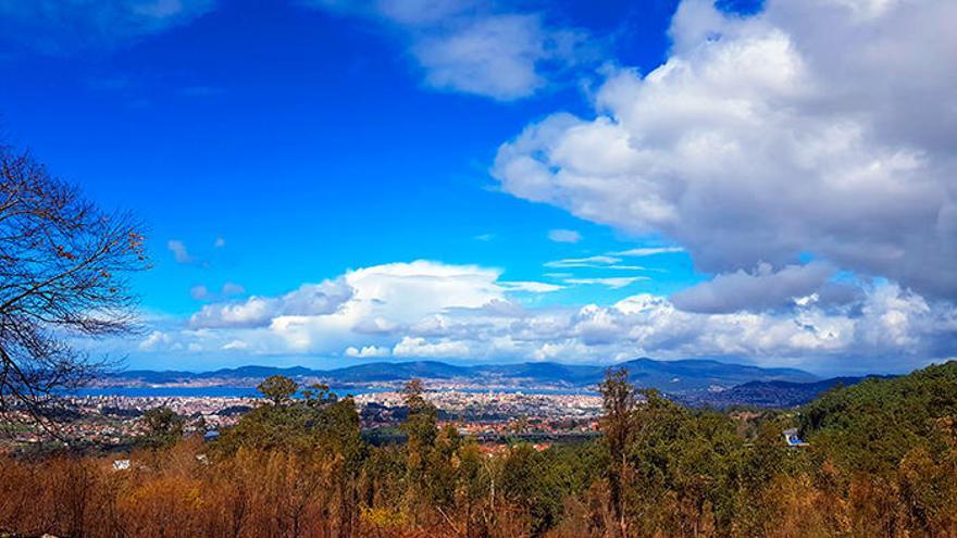 Cielo primaveral en una Galicia que amanece helada // MARTA G. BREA