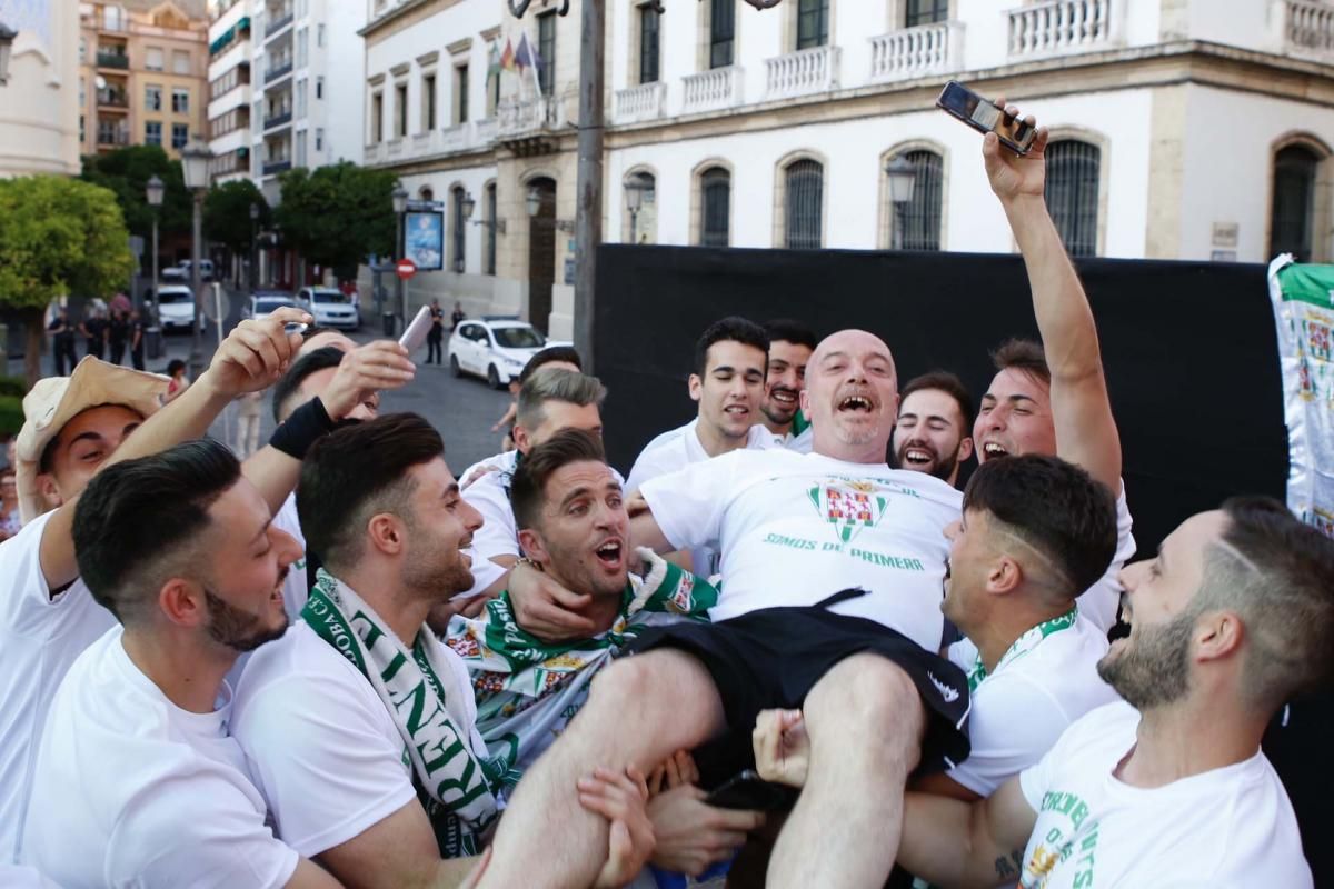 El Córdoba CF Futsal celebra el ascenso en Las Tendillas