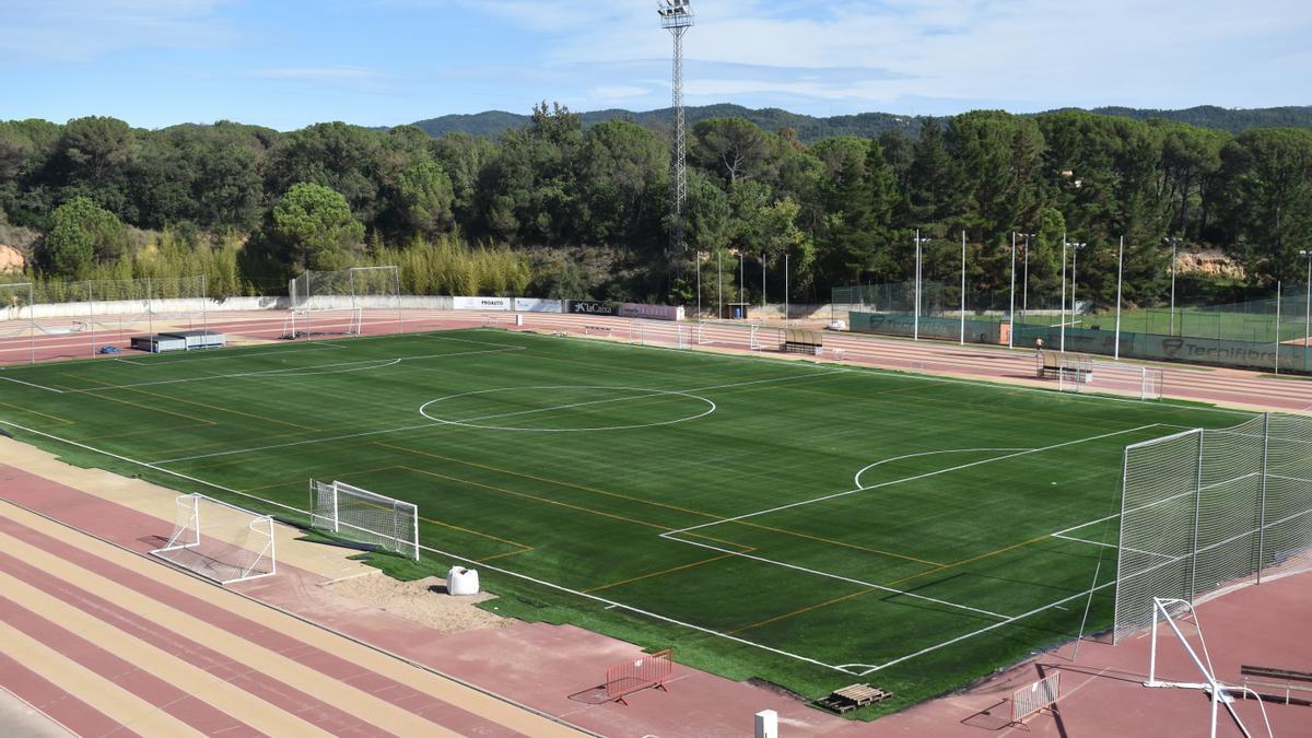 El nou camp de futbol de Palau disposa de gespa artificial d’última generació