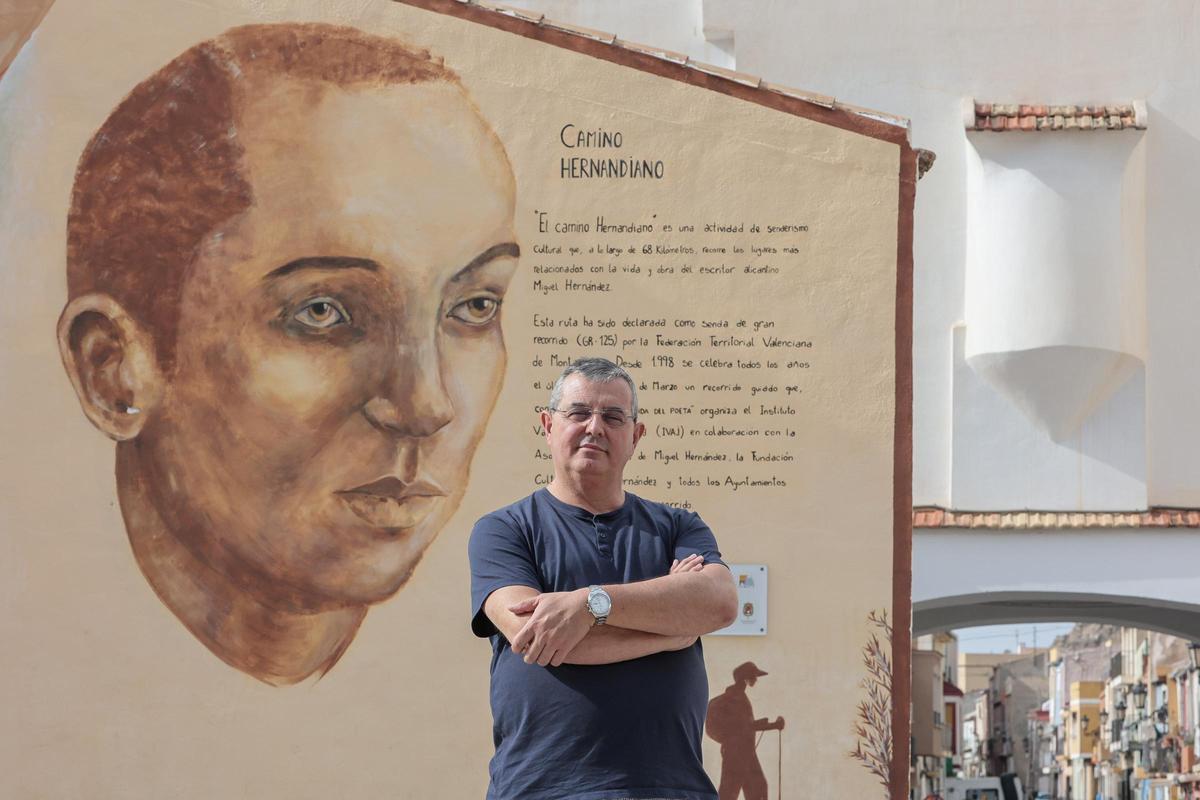Aitor Larrabide, al frente de la Fundación Cultural Miguel Hernández desde 2012, en el Rincón Hernandiano