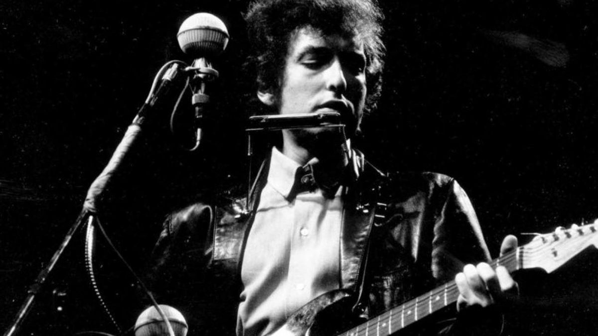 Bob Dylan amb la seva mítica Fender Stratocaster, en el Festival de Folk de Newport el 25 de Juliol de 1965