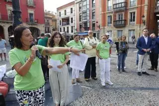 EN IMÁGENES: 129 pares de zapatos por 129 vidas: el mensaje de “Abrazos Verdes” para prevenir el suicidio en Asturias