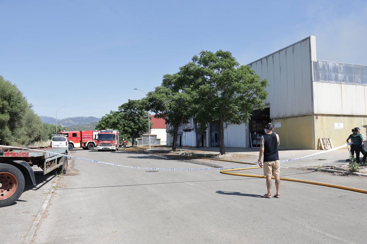 Un incendio destruye dos naves industriales en el polígono de Binissalem Un incendio destruye dos naves industriales en el polígono de Binissalem