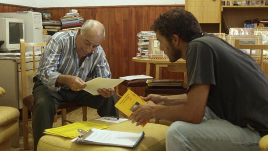 El estudiante Derque Castellano entrevista a José Marrero en el pueblo de Gran Tarajal. | lp / dlp