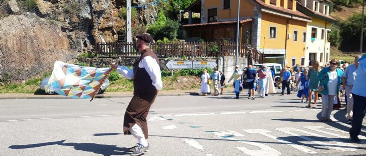 Alberto Gutiérrez con la banderola durante la procesión de Piñeres. | L.C.