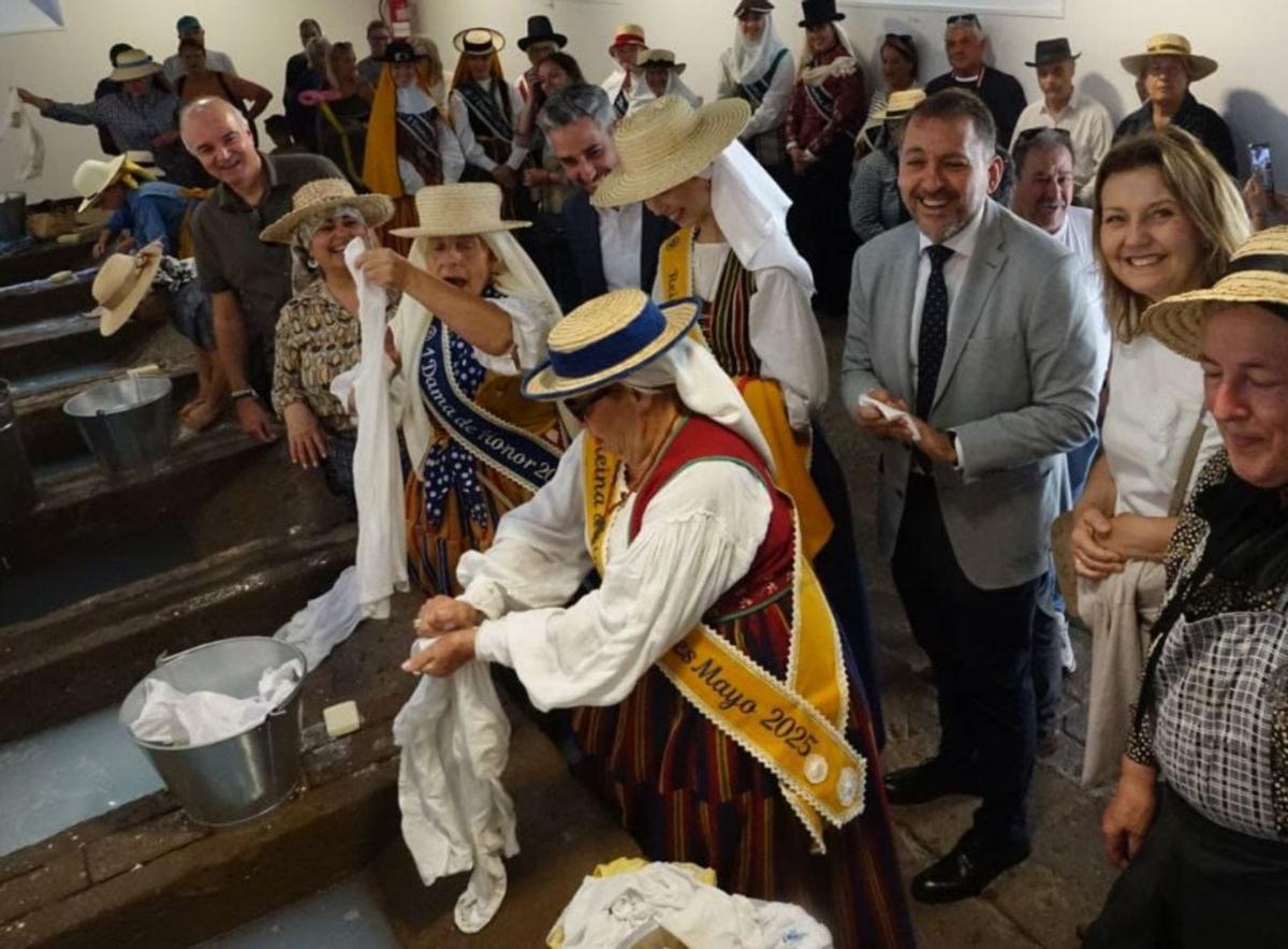 El alcalde representó al rey el mismo día que el nuevo obispo de Tenerife visitaba la capital de la Isla. | TRINO GARRIGA