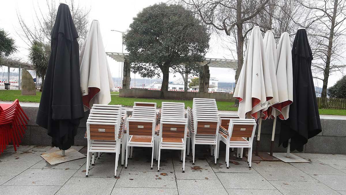 Sillas recogidas en la terraza de uno de los locales de hostelería de la calle Montero Ríos, cerrados ayer debido a las restricciones.