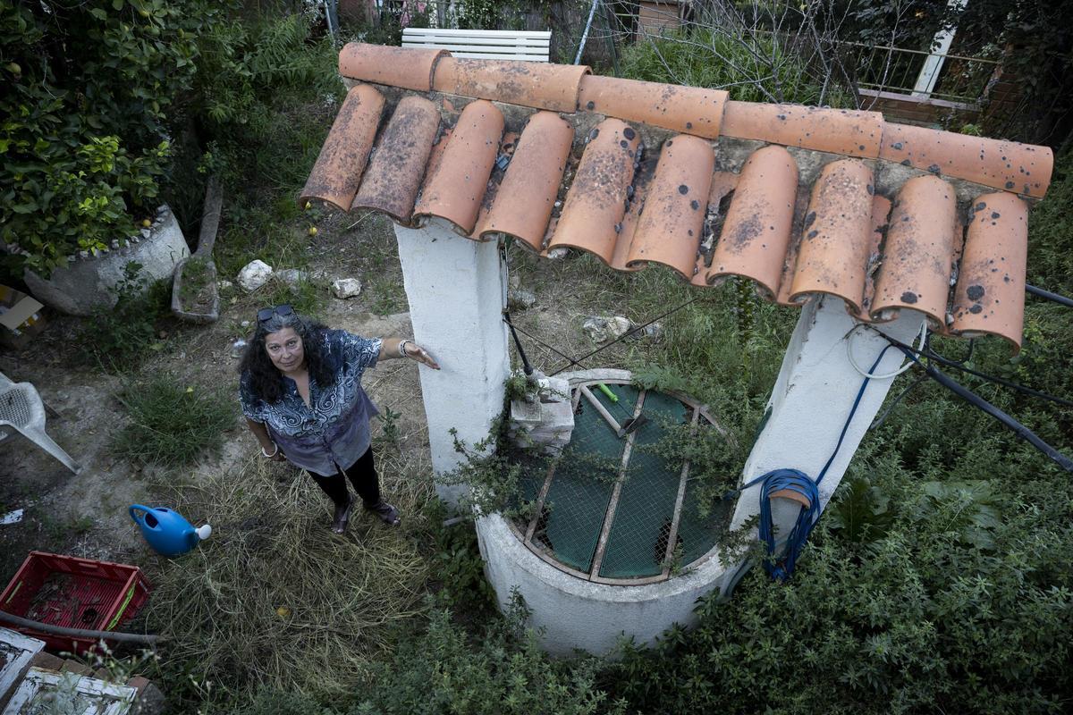 Àngela Balcells en un pozo de su casa
