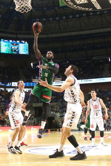 El equipo malagueño aprovecha la visita del colista de la ACB, con el peor ataque de la Liga, para lamer las heridas producidas por el Alba con un triunfo cómodo y liderado por Roberts y Dani Díez