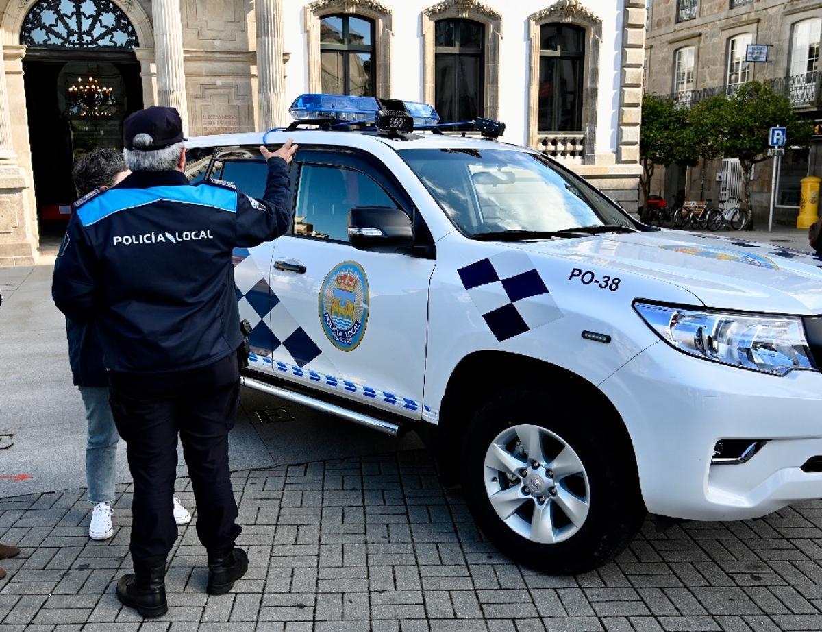Un agente y un coche de la Policía Local de Pontevedra