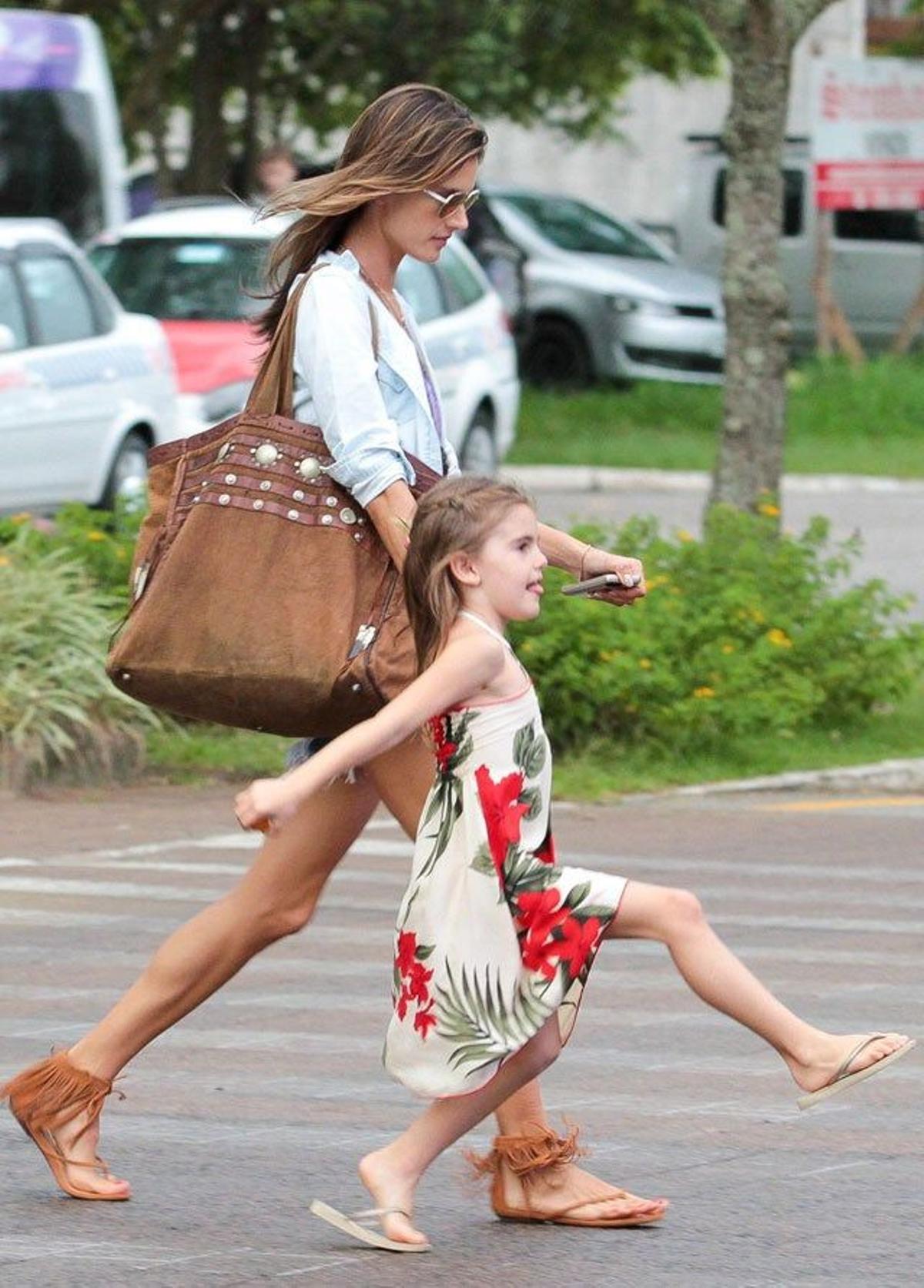 Alessandra Ambrosio de camino al club con su hija Anja de la mano