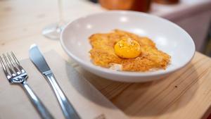 El rösti con yema y brandada de LArtesana.