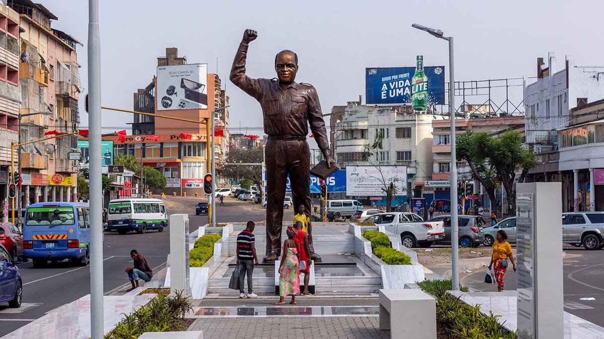 Monumento a Eduardo Chivambo Mondlane, símbolo de la resistencia mozambiqueña, representado con el puño en alto y un libro en la mano.
