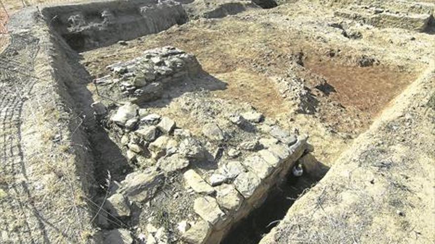 Cáceres vende sus itinerarios arqueológicos