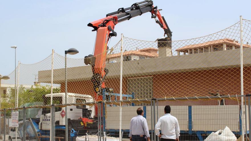 Imagen de una reparación de la cubierta que realizó el Consell en 2015, en la zona de Infantil del colegio Palmerar.  | BELLIDO