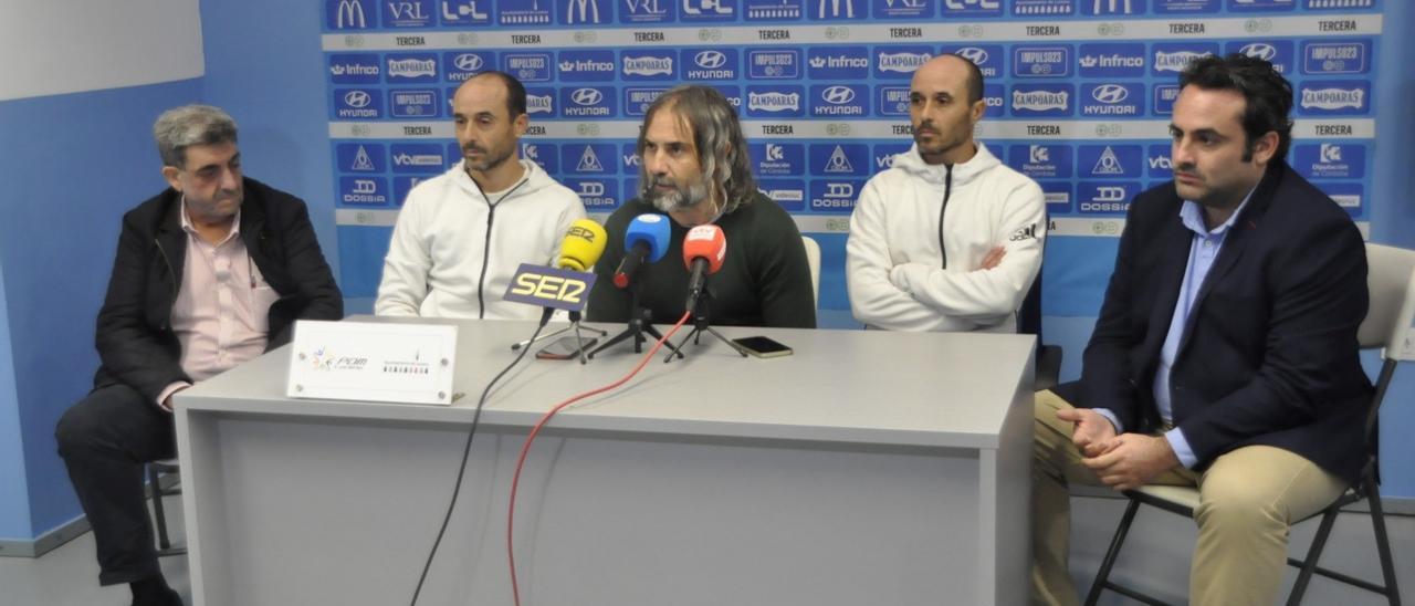 Los hermanos Carrasco y la cúpula directiva del Ciudad de Lucena, durante el acto de despedida.