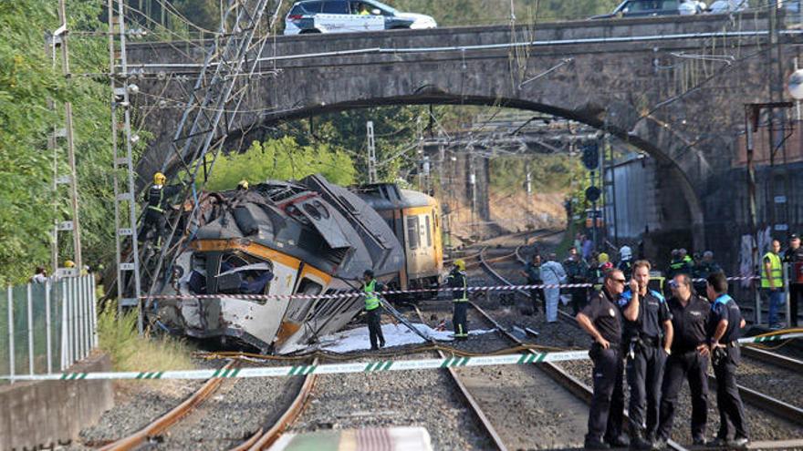 Varios agentes, en la zona del accidente. // Marcos Canosa