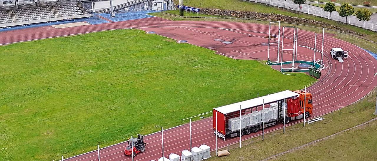 Acopio de materiales para la obra de la pista del Quirinal, que lucirá azul.