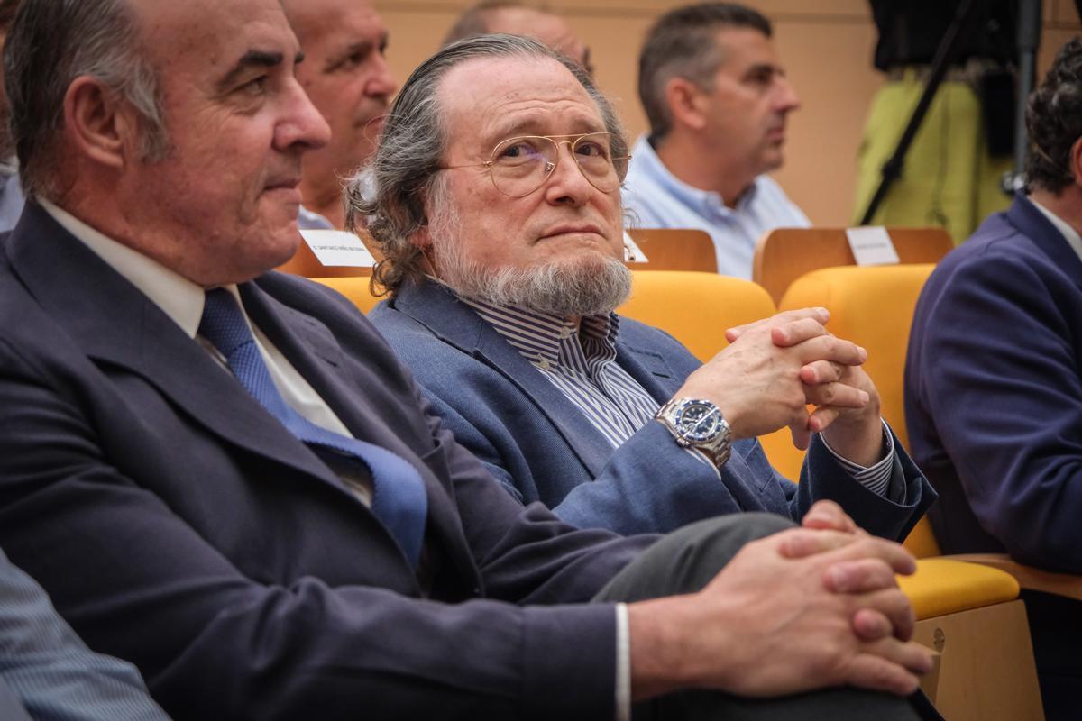 Mariano García, presidente de la Cámara de Comercio de Badajoz, con Santiago Niño Becerra, economista.