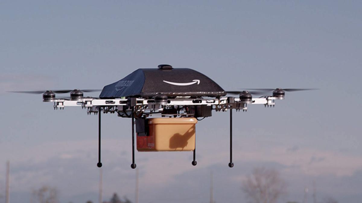 Amazon va finalitzar la primera entrega comercial d’una comanda mitjançant un dron, a Cambridge el 7 de desembre passat.