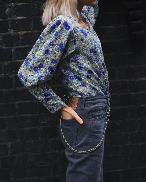 Mónica Anoz con cadenas en sus jeans