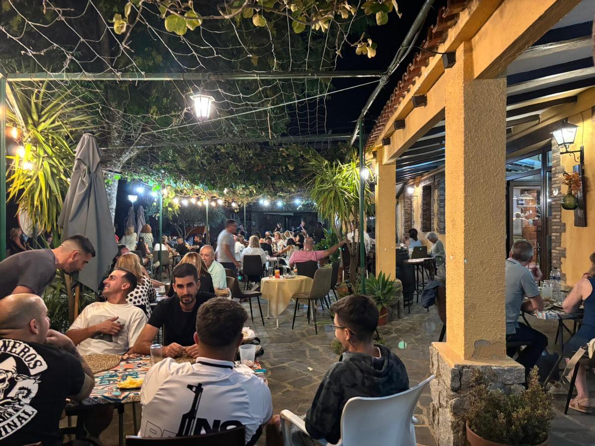 Las noches en el cámping Río Jerte tienen este ambientazo.