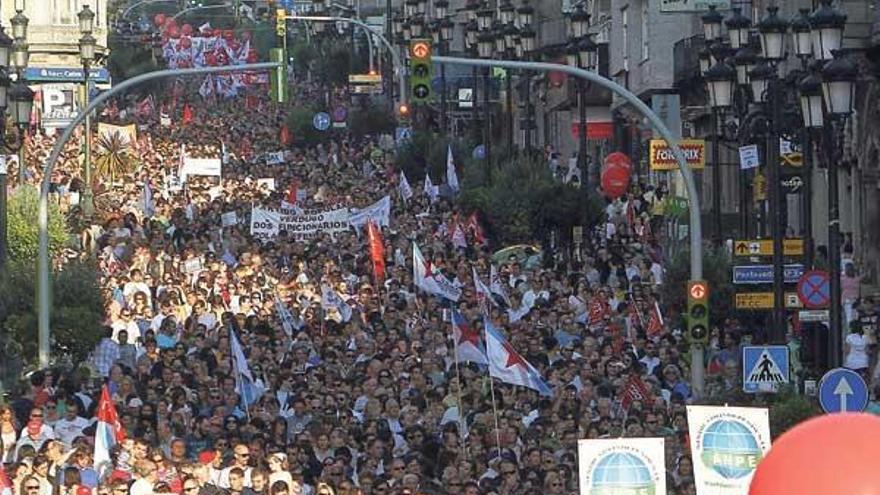 Decenas de miles de personas &quot;inundan&quot; la calle Urzáiz en Vigo en una de las manifestaciones más concurridas de los últimos años.  // Ricardo Grobas