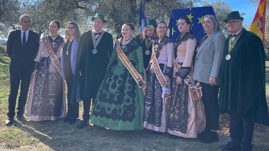 Una delegación de Nules, integrada por dos concejalas, la reina de las fiestas y su corte de honor, estuvieron en la inauguración de la rotonda dedicada en Nyons.