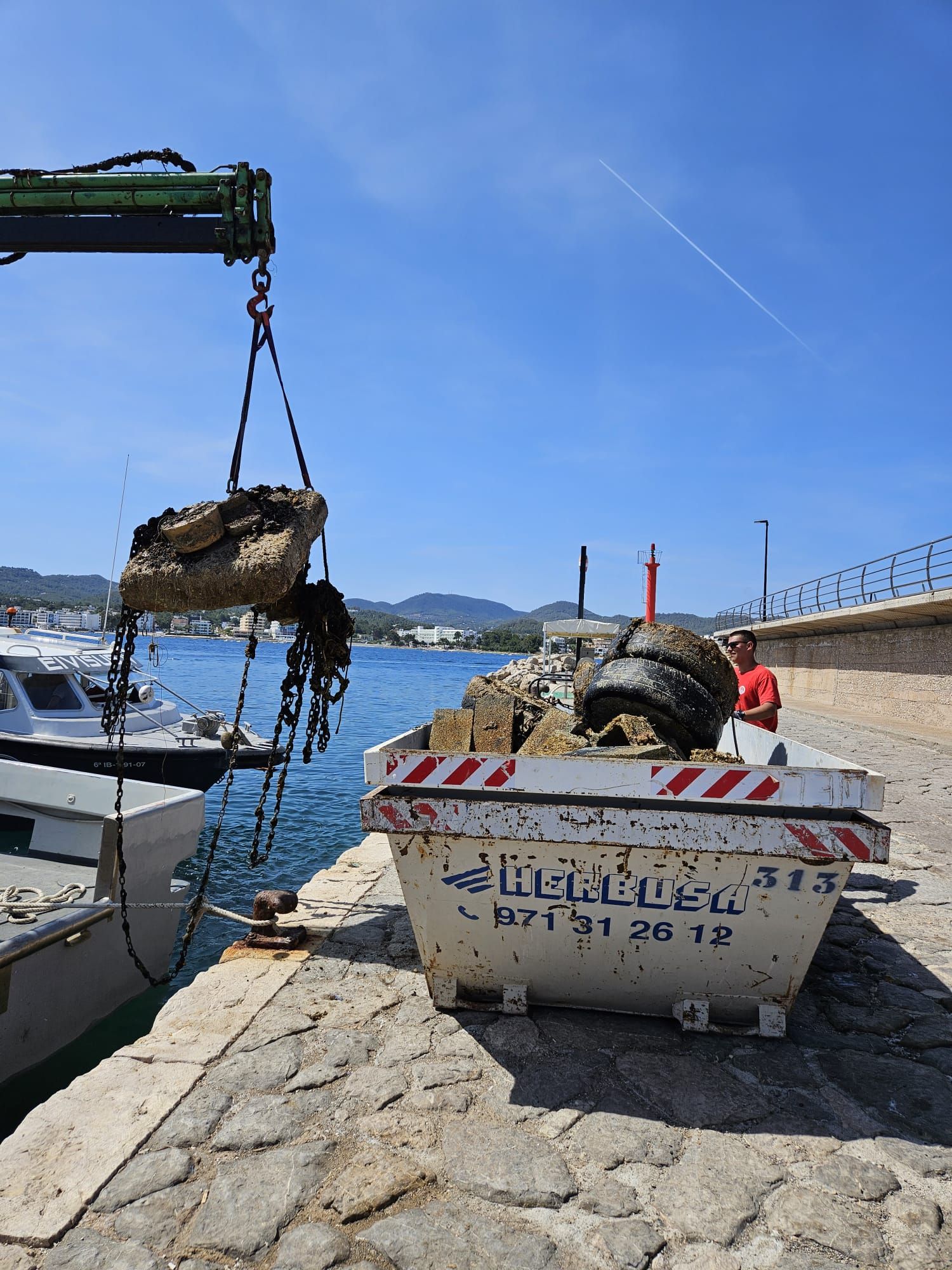 Todas las imágenes de la limpieza de fondos marinos en Sant Josep