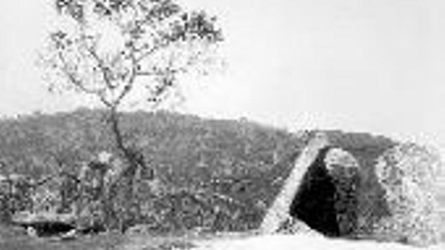 El dolmen Cajirón 1 lleva 5 años sin tapa
