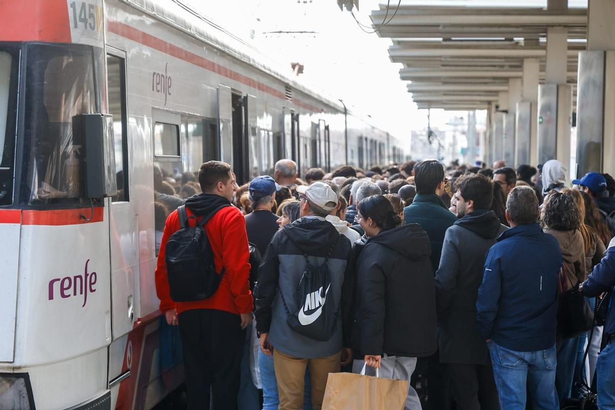 Pasajeros en la Estación del Norte tras una mascletà.