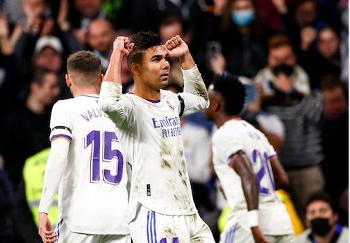 Casemiro celebra su gol al Getafe tras cabecear un gran centro de Vinicius en el Bernabéu.